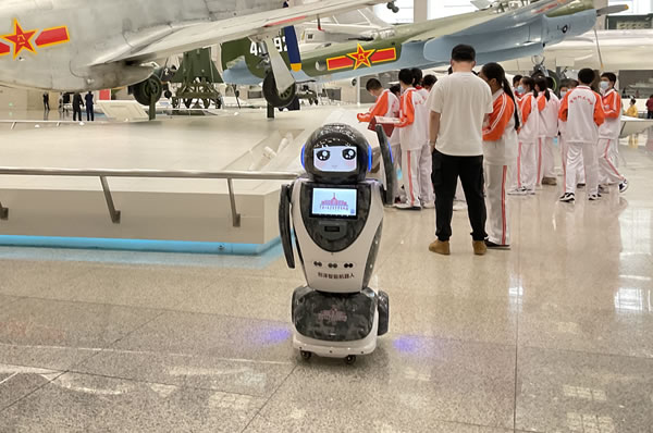 迎賓接待智能機(jī)器人在軍事博物館