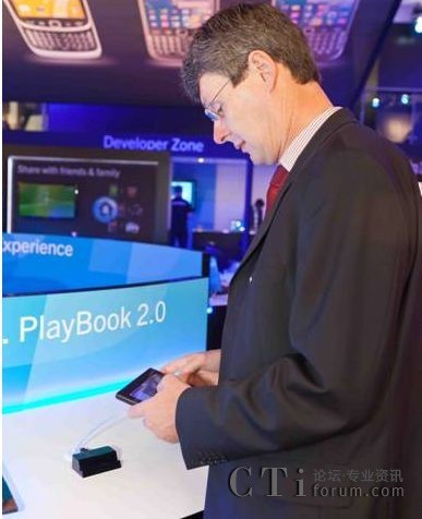 RIM��˾���ü���ϯ��(zh��)�й�Thorsten Heins�����w�(y��n)BlackBerry��˿Ƽ��a(ch��n)Ʒ